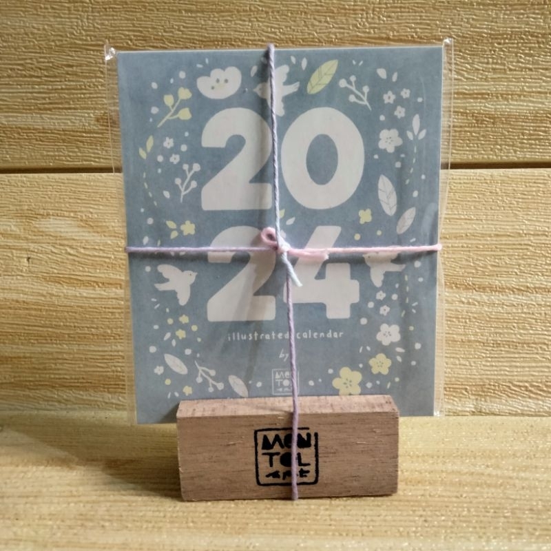 

MINI KALENDER STANDING KAYU MINI CALENDER KALENDER 2024 AESTHETIC AESTETIK HIASAN KAMAR PAJANGAN KAMAR