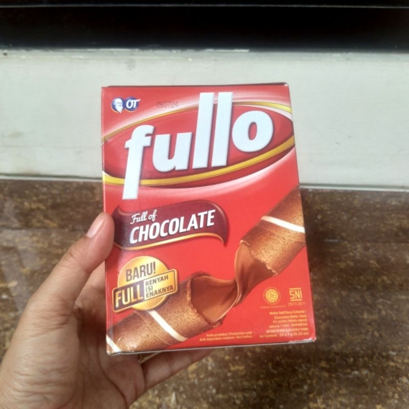 

Fullo Full Chocolate Wafer Roll Rasa Cokelat 1 dus isi 24 pcs Berat @ 7 gram