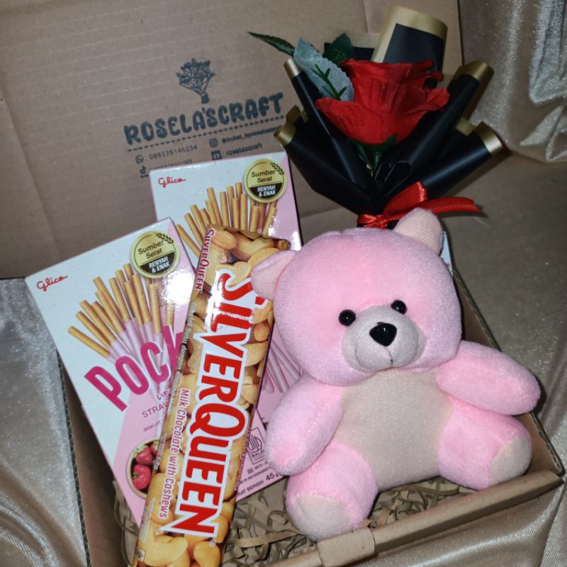 

HAMPERS BONEKA COKLAT POCKY BUKET BUNGA MAWAR ARTIFICIAL hampers murah | kado unik | hadiah