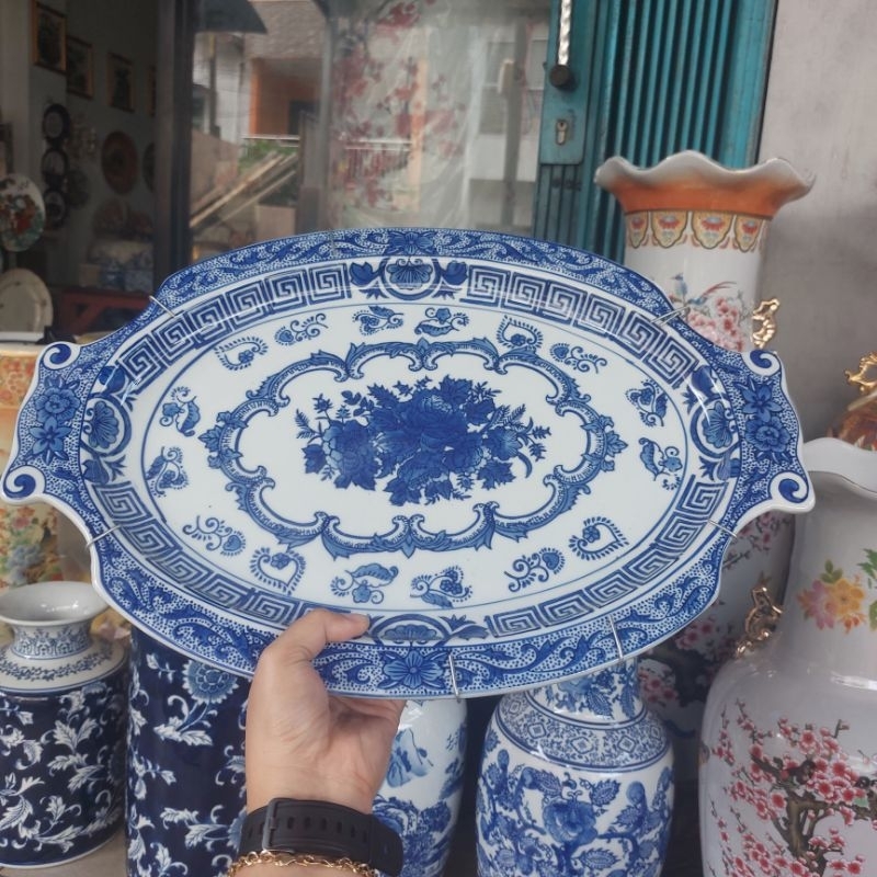 Nampan keramik biru putih atau piring pajangan dinding besar