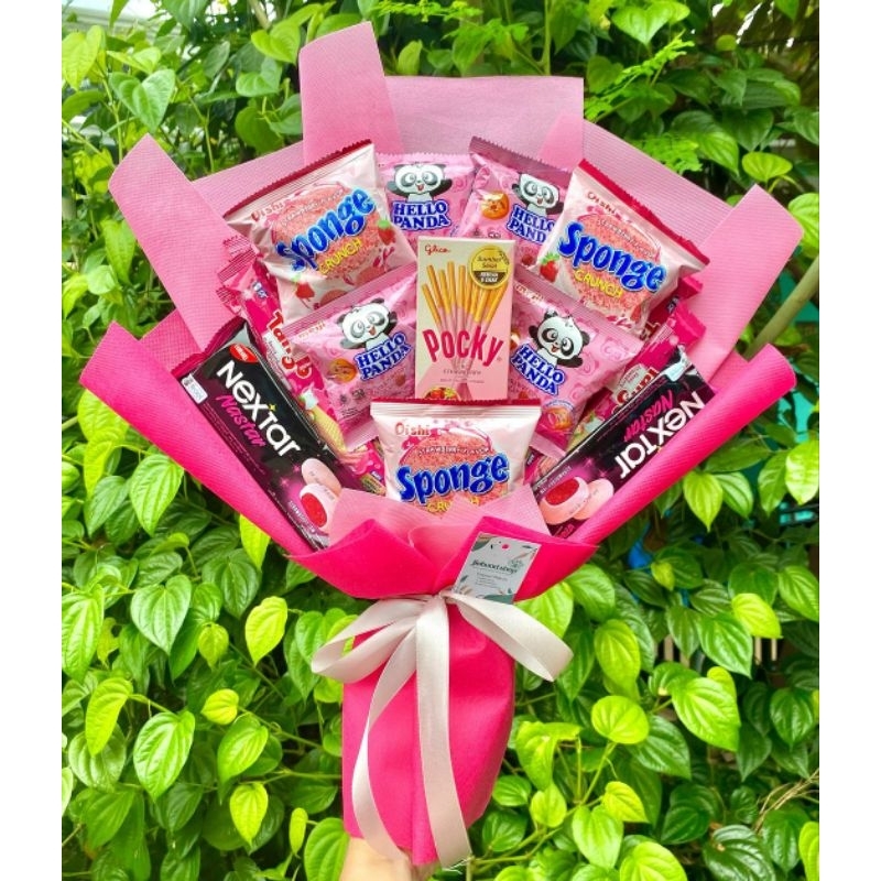 

BUKET SNACK SERBA PINK LUCU UNIK CANTIK HADIAH WISUDA ULTAH