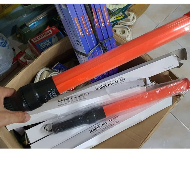 Lampu senter parkir satpam