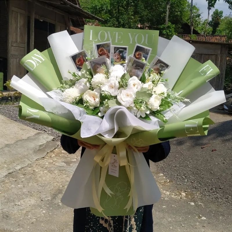 

Buket Bunga & Polaroid