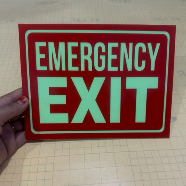 adf sn Akrilik Emergency Exit glow (back ground merah)