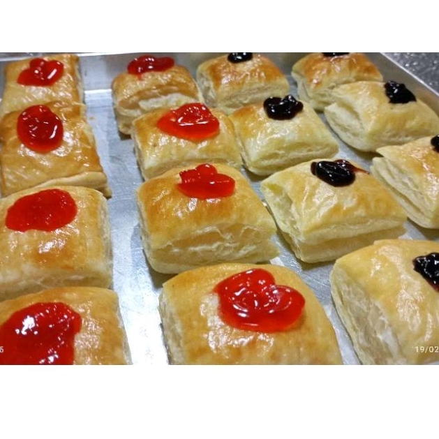 

Puff Pastry Bites / Strawberry / Cokelat / Blueberry / Kue Enak / Langsung Makan