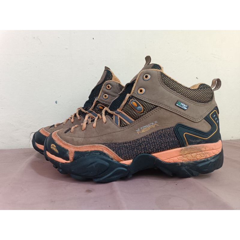 Sepatu Gunung Nepa