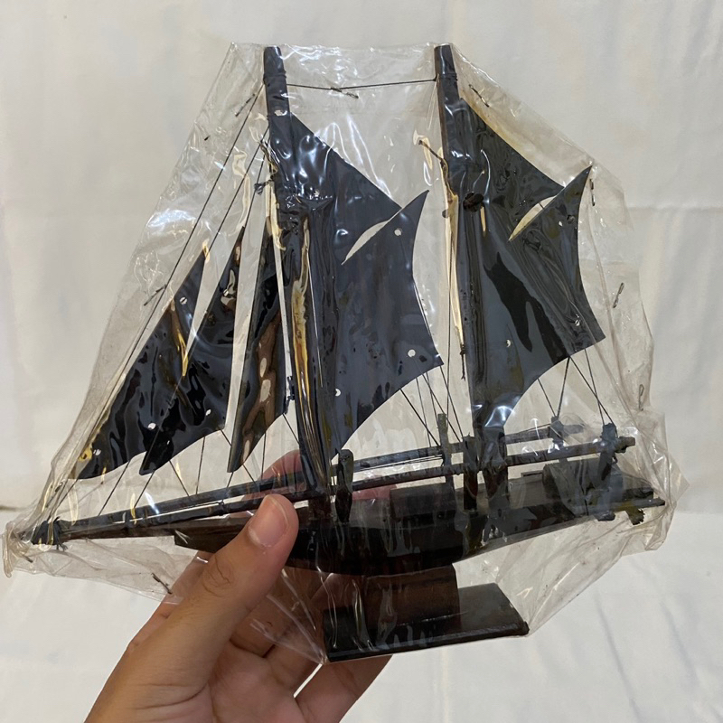 Miniatur Perahu Phinisi Kayu Hitam Khas Makassar