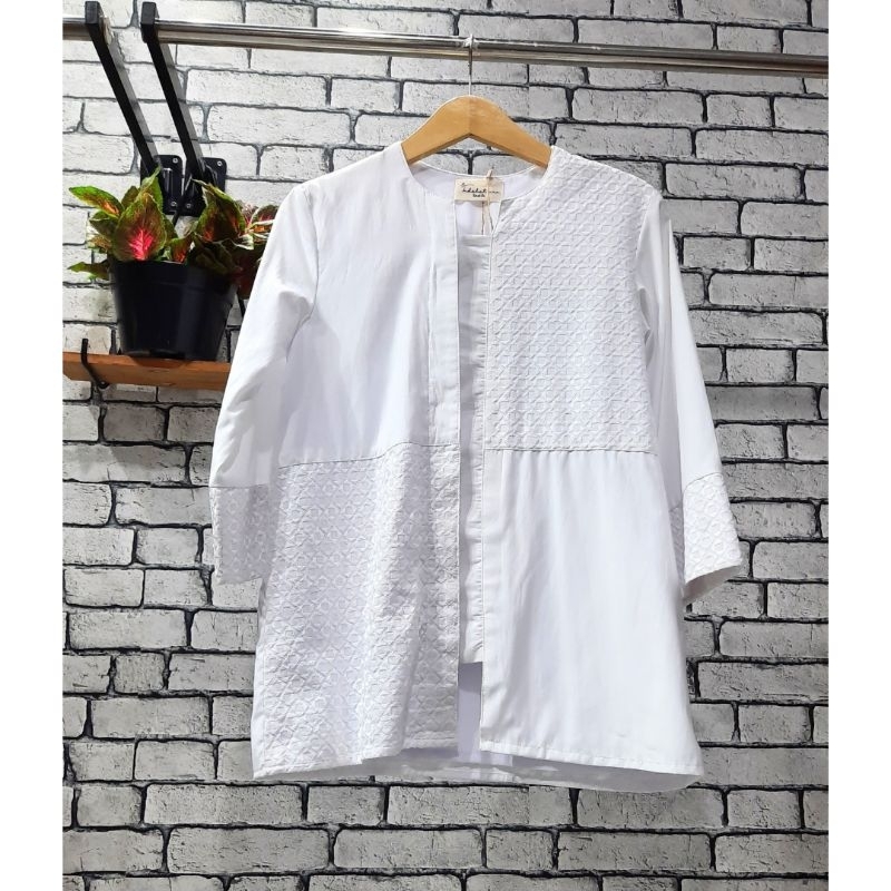 Blus Putih Kombinasi Motif Bordir Wanita Kerja