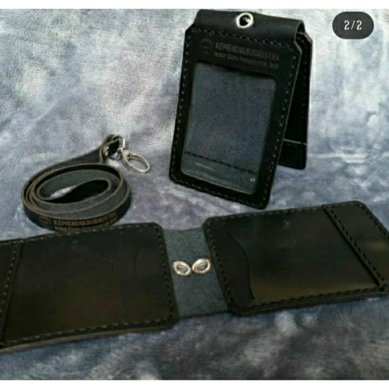 

ID CARD HOLDER KULIT FREE GRAFIR LOGO DAN TULISAN (MODEL LIPAT 2 SISI/LIPAT MAGNET DENGAN 3 SLOT KARTU)