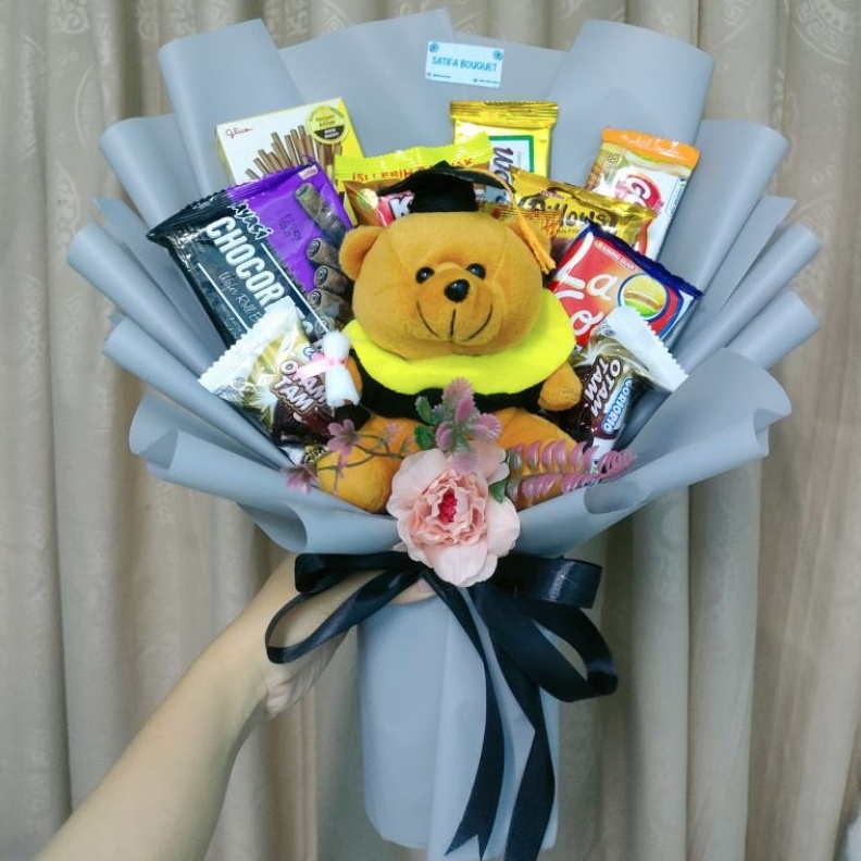 

Star 1212 Bucket Snack Graduation Buket Makanan Hadiah Wisuda Free Kartu Ucapan