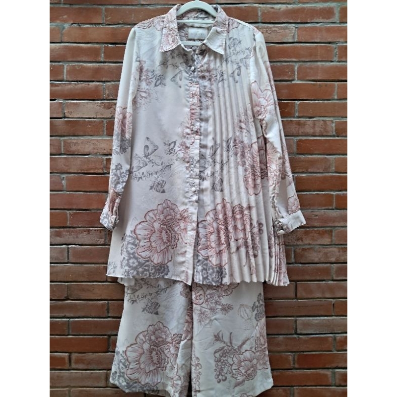 Larisa Tunik Set Wearing Klamby