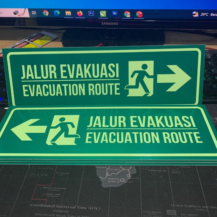 

1111 Sign Jalur evakuasi 2 bahasa glow in the dark ukuran 1cm x 3cm