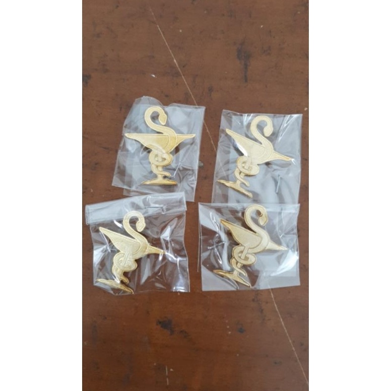 Pin logo farmasi peniti  plating warna emas ART K6D4