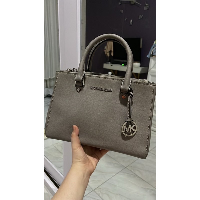 MK sling shoulder second bag. good condition, auth warna abu muda