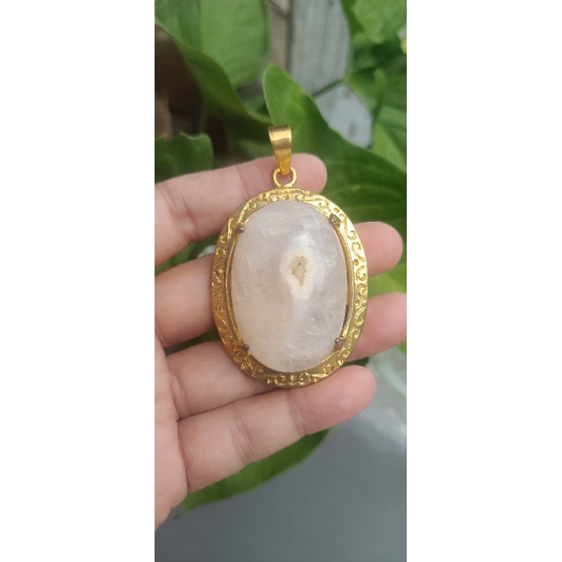 BATU LIONTIN KRISTAL UNIK MOTIP