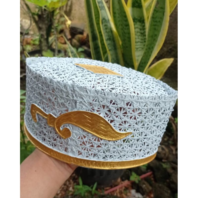 peci anyaman bambu motif kujang emas