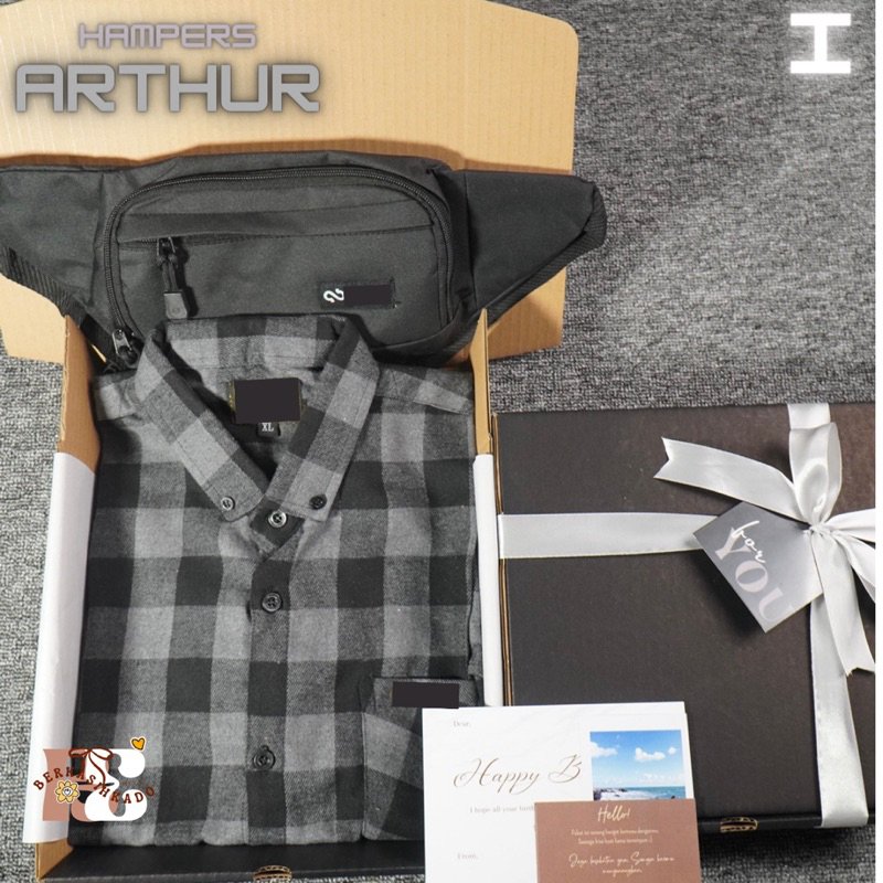 

Hampers Kado Cowok Ulang Tahun Gift Box Hadiah Wisuda Anniversary Birthday Valentine Skripsi Sempro Hari Guru Premium Black Series Bermanfaat Unik Murah Lengkap Tas dan Hadiah Pesta Waistbag Kemeja Flanel Berkasih Kado Arthur