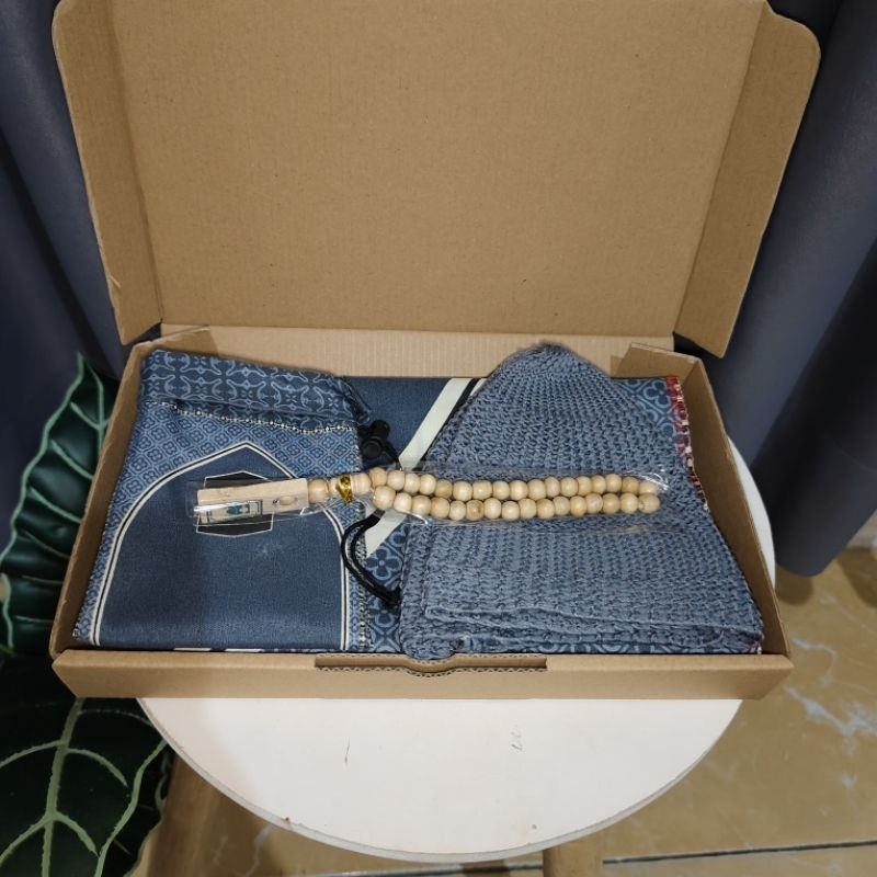 

Paket hampers lebaran sajadah, peci, tasbih