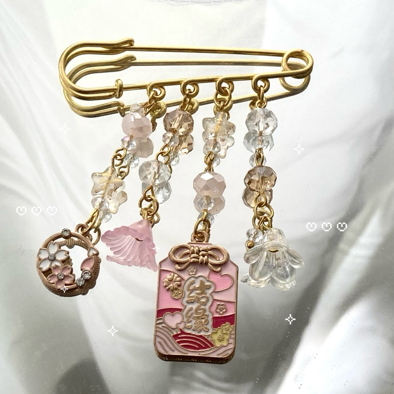 PINK OMAMORI CHARM BEADED BROOCH PIN - beaded charm brooch ✨