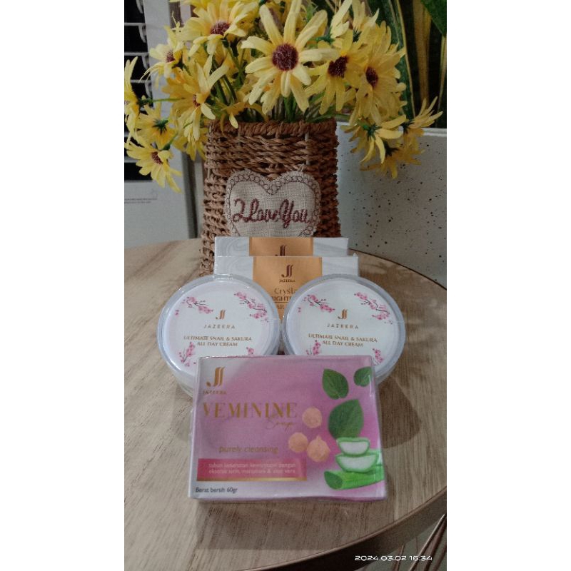 1 paket Jazeera 2 pcs day cream, 2 pcs Crystal Brightening, 1 pcs Veminime soap