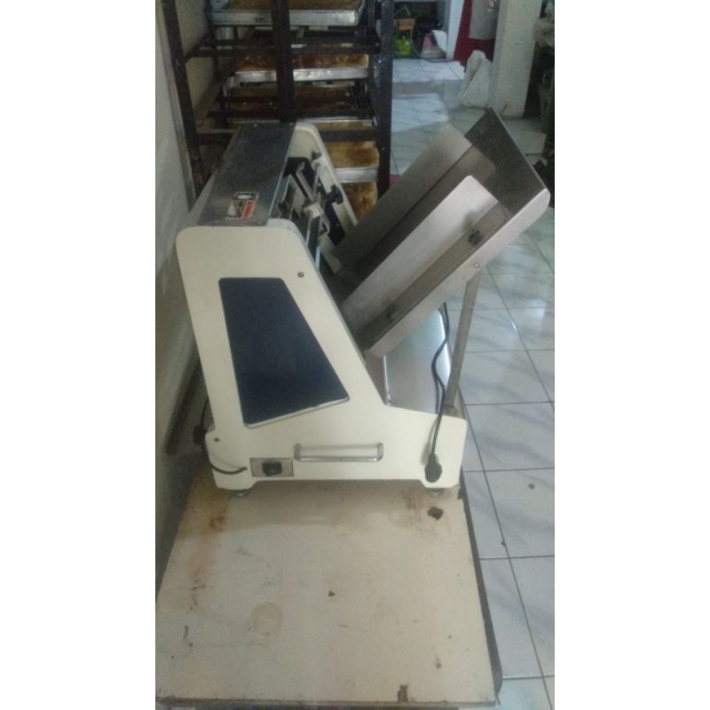 Mesin pemotong roti tawar/Toast Slicing Machine