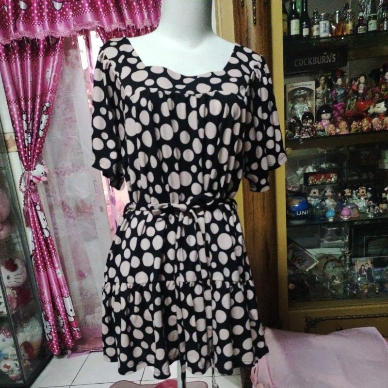 blouse hitam polkadot pink