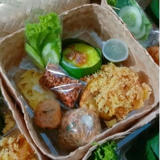 

Nasi besek/Nasi besek hampers/Nasi besek ulang tahun/paket nasi besek Variasi