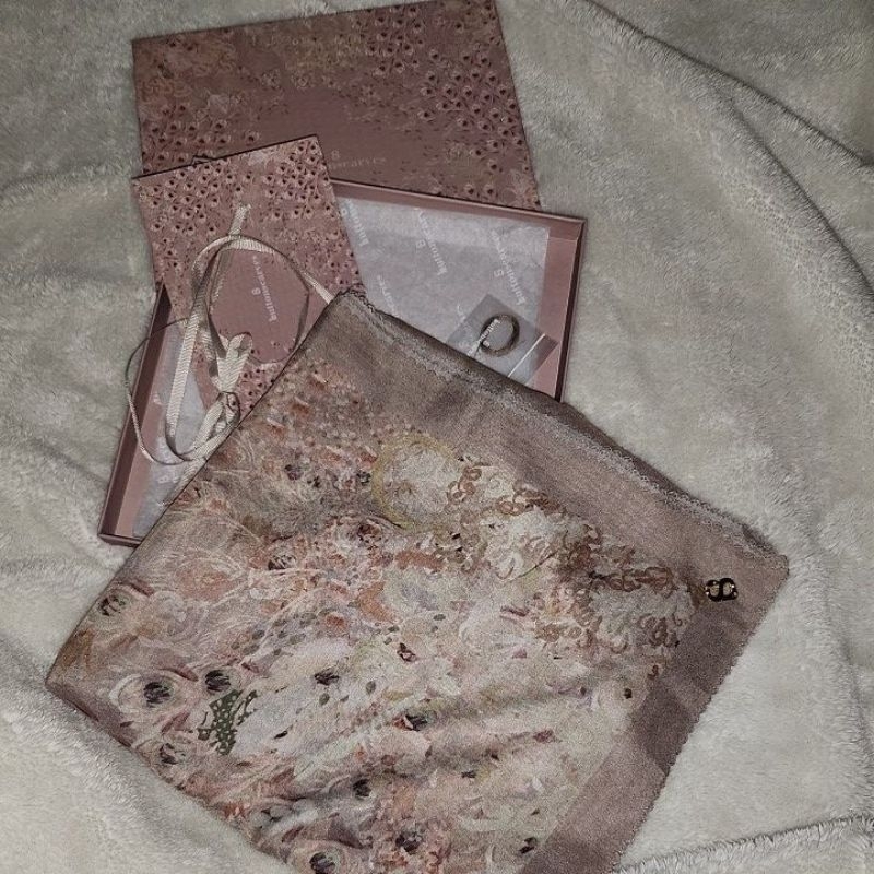 Buttonscarves Ederra Milky