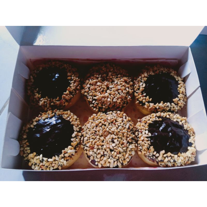 

Donat topping 1/2 lusin , 1 box isi 6 donat