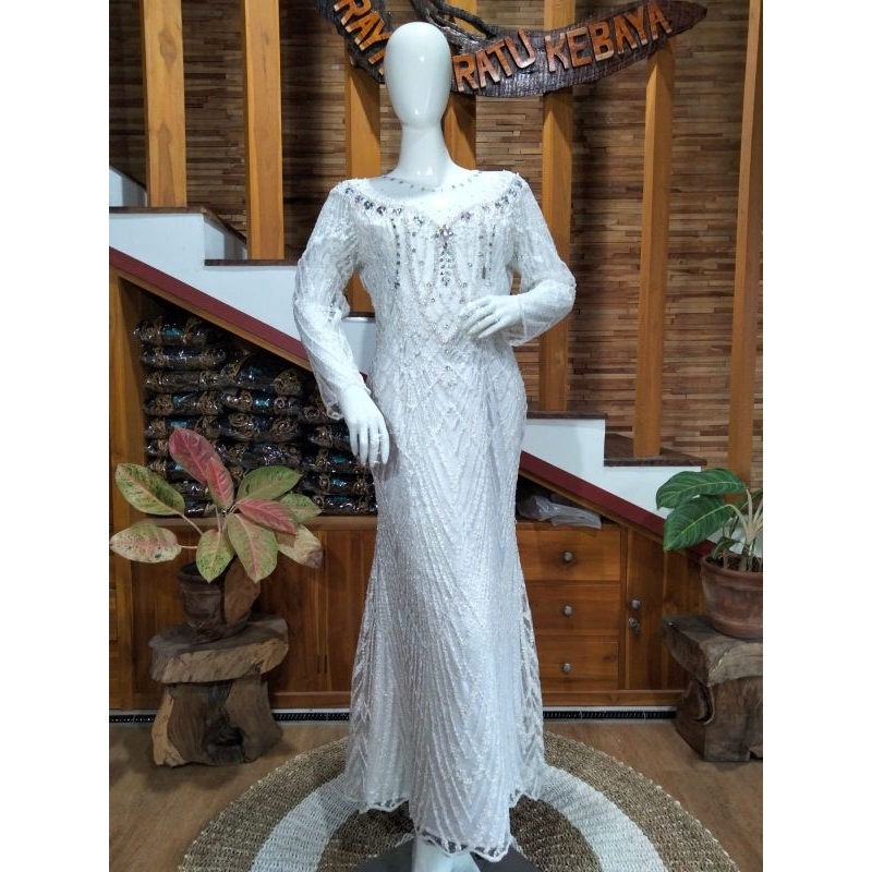 Kebaya pengantin akad nikah warna putih.