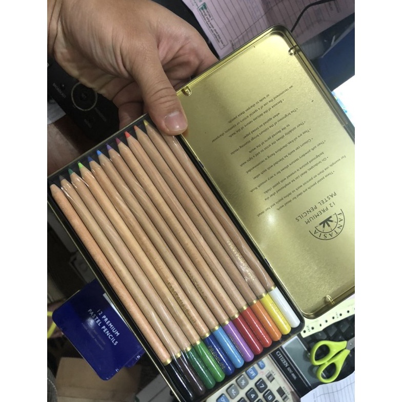 

Buruan beli pensil warna premium pastel fantasia 12 warna kaleng SK