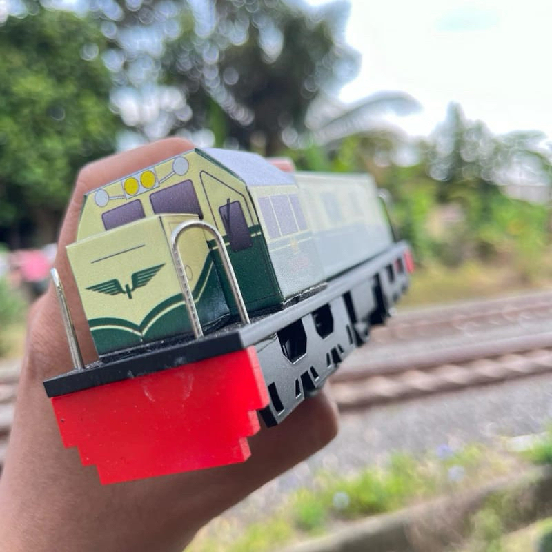 Miniatur Kereta Api Lokomotif CC201 Vintage Akrilik Mesin Berjalan Skala HO