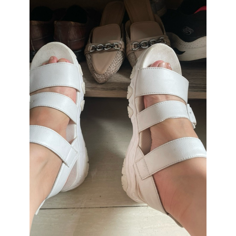 preloved sepatu sandal skechers size 40 putih