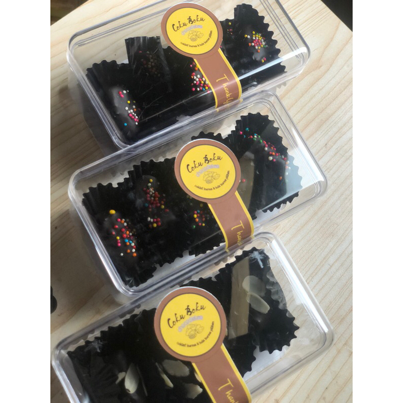 

COKU BOKU cemilan Coklat Kurma isi almond,keju,kacang mede premium