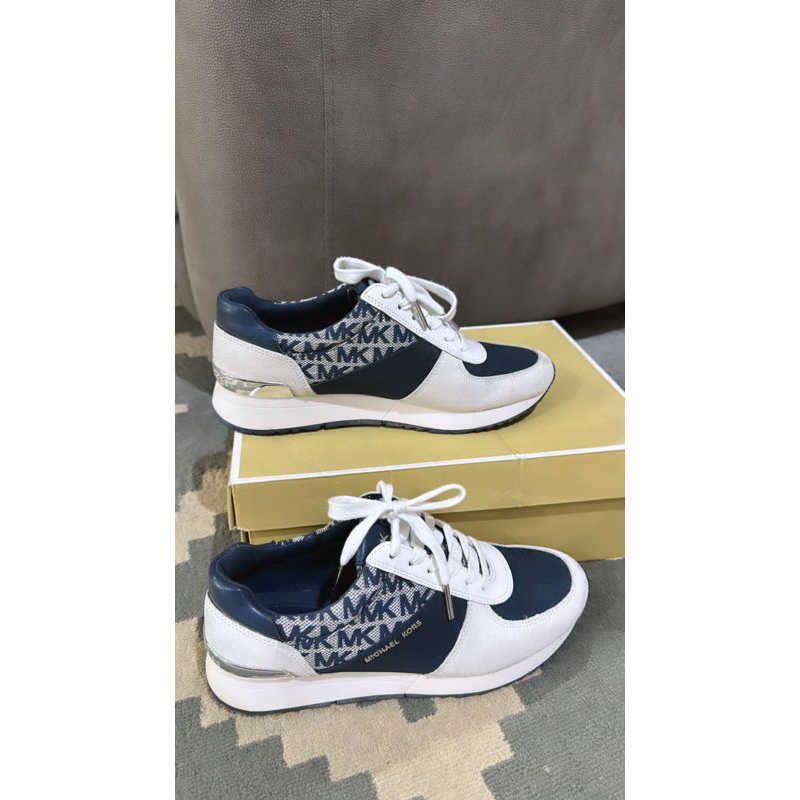 preloved sepatu MK like new banget