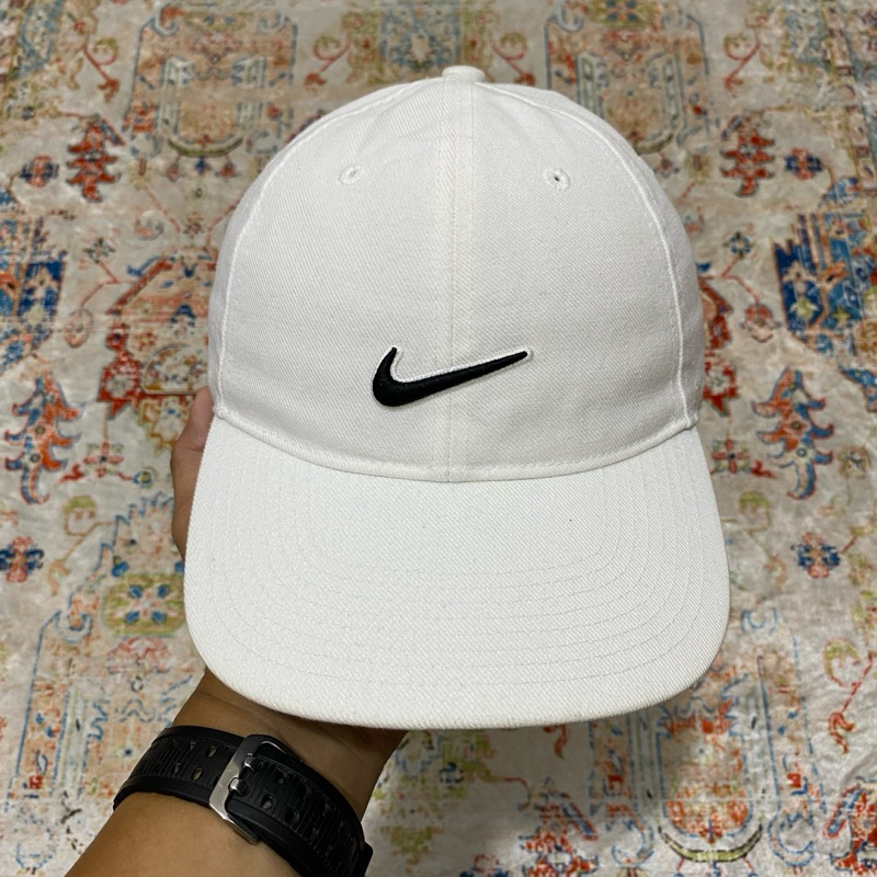 topi nike putih