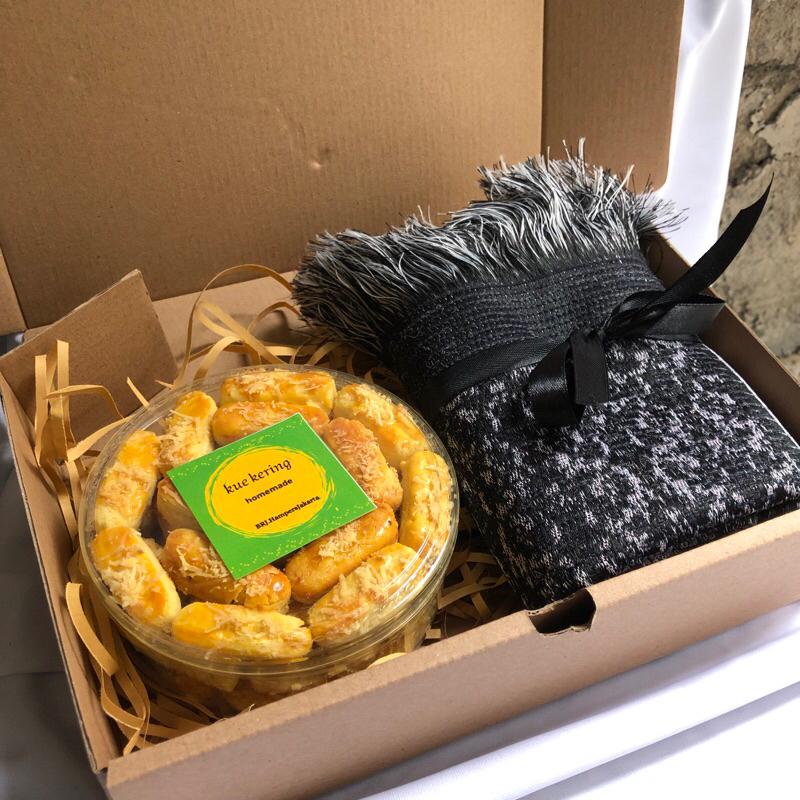 

HAMPERS KUE KERING HOMEMADE 250gr & SAJADAH HAMPERS LEBARAN 2024