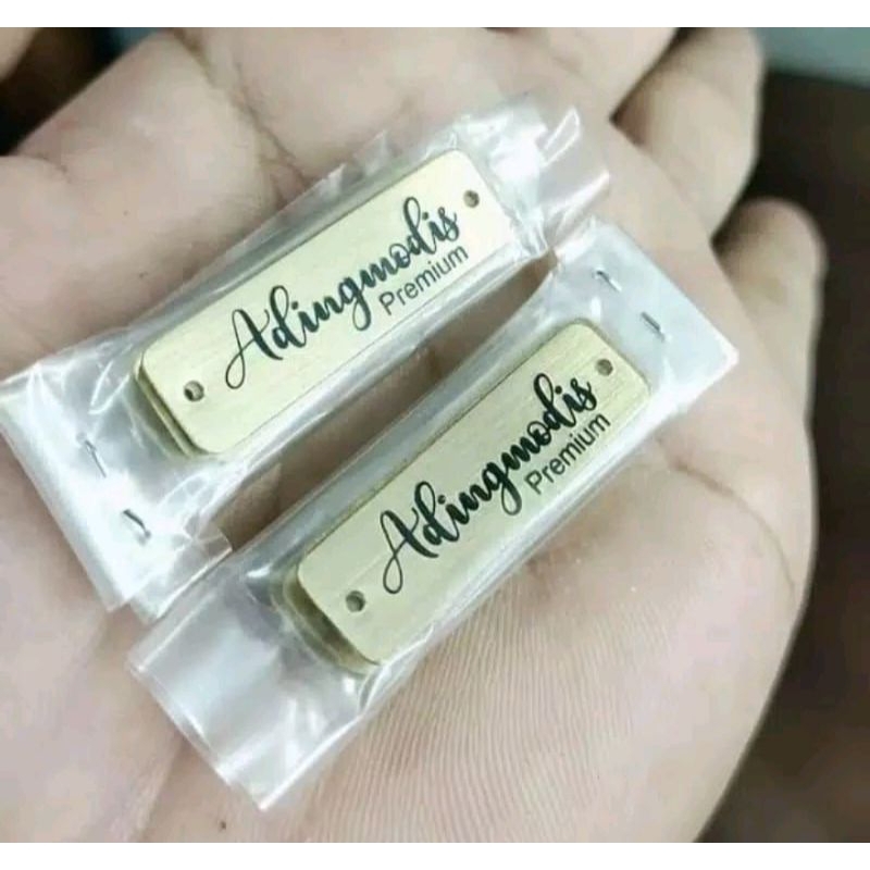 

Label plat hijab dan baju , bahan stainless stell dan plat kuningan bisa custom sesuai brand