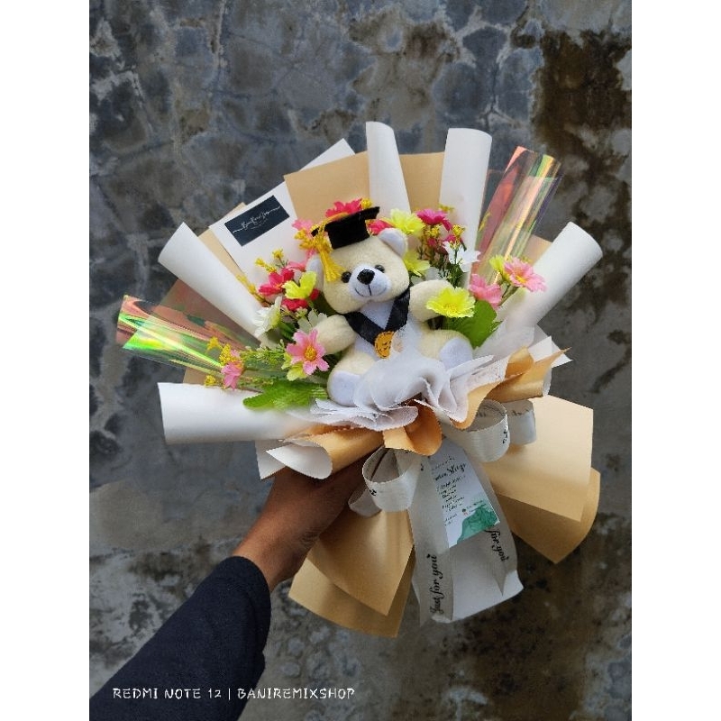 buket boneka dan bunga. buket wisuda