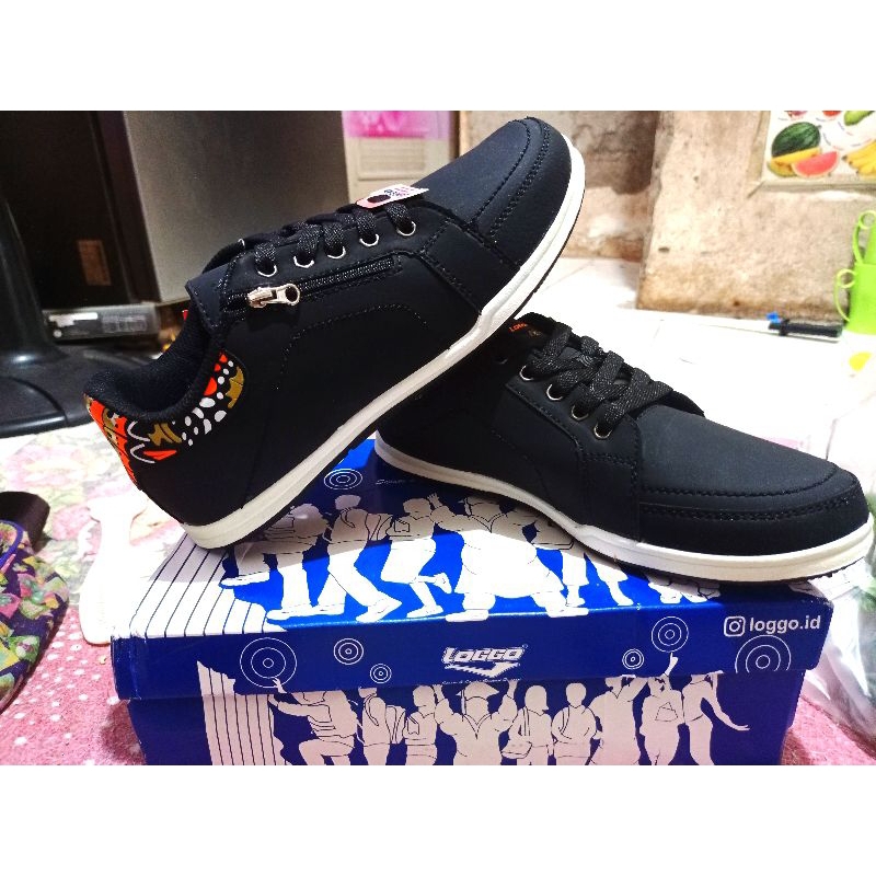 sepatu LOGGO