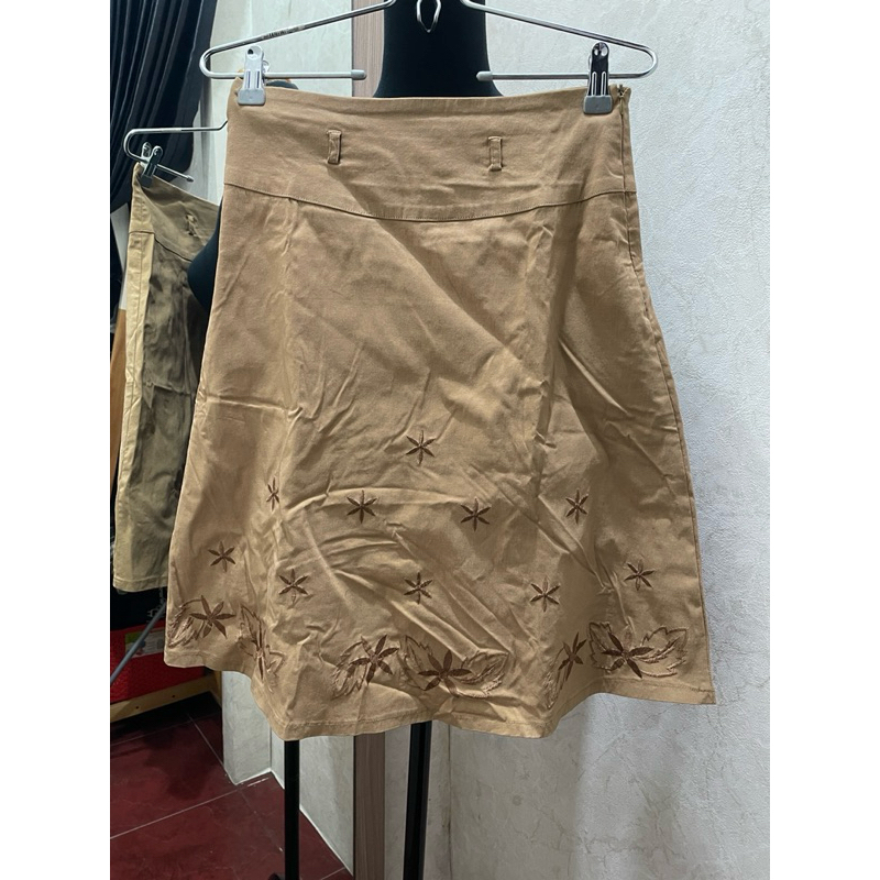 Rok selutut warna coklat muda