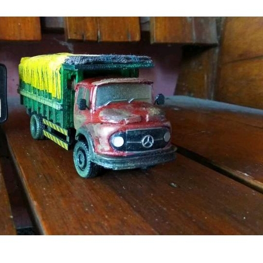 Miniatur truk Mercy Bagong muatan