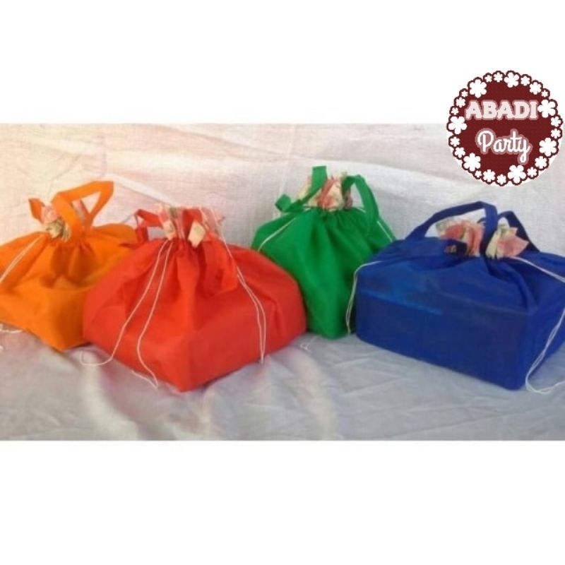 

Tas Kain Serut 20x20 Per 12pcs / Tas Hajatan Dus 20x20 / Tas Dos Nasi