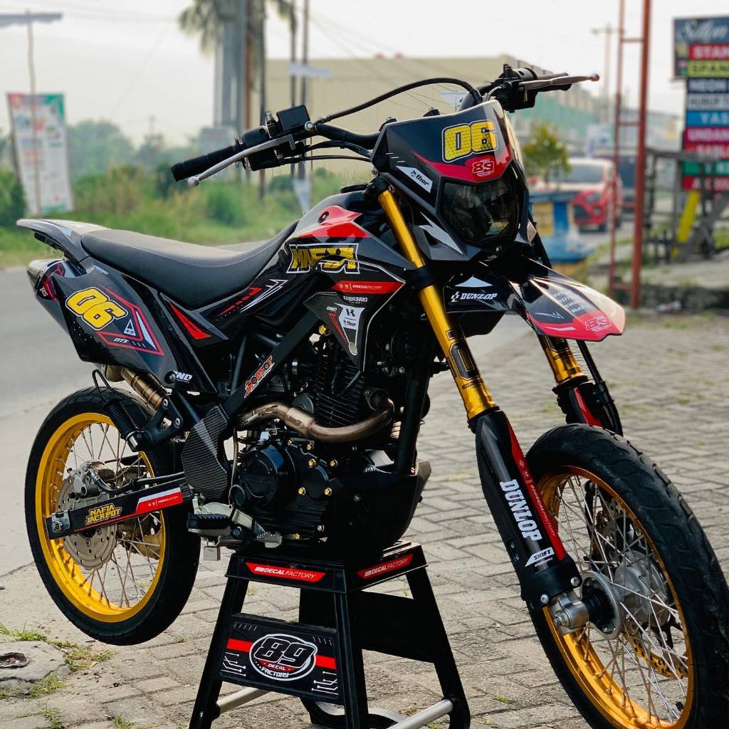 DECAL DTRACKER HITAM LIST MERAH GOLD CUTOM DESAIN NAMA NOMOR