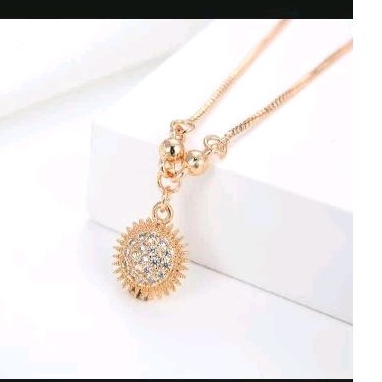 kalung emas 24 karat dengan liontin bunga permata