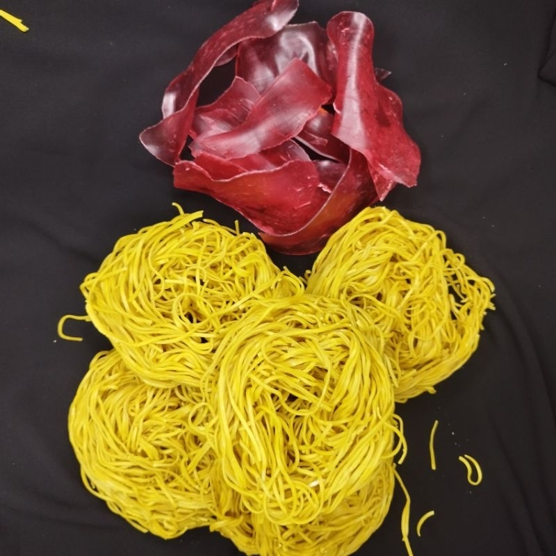 

Mie kuning Padang dan Kerupuk Merah Padang