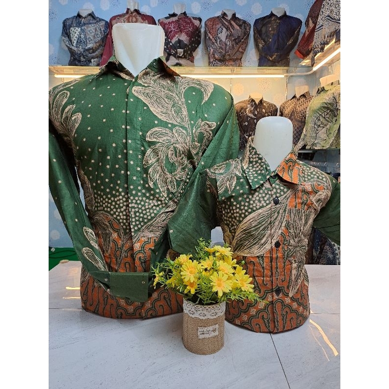 Kemeja batik couple ayah dan anak laki laki warna hijau botol