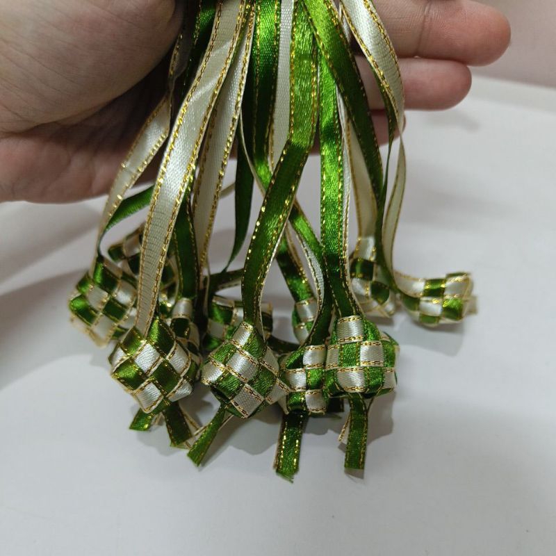 

Pita Ketupat Mini Hijau Cream Isi 12pcs/ Tempelan Hiasan Lebaran Ketupat Mini Hijau/ Hiasan Hampers Lebaran