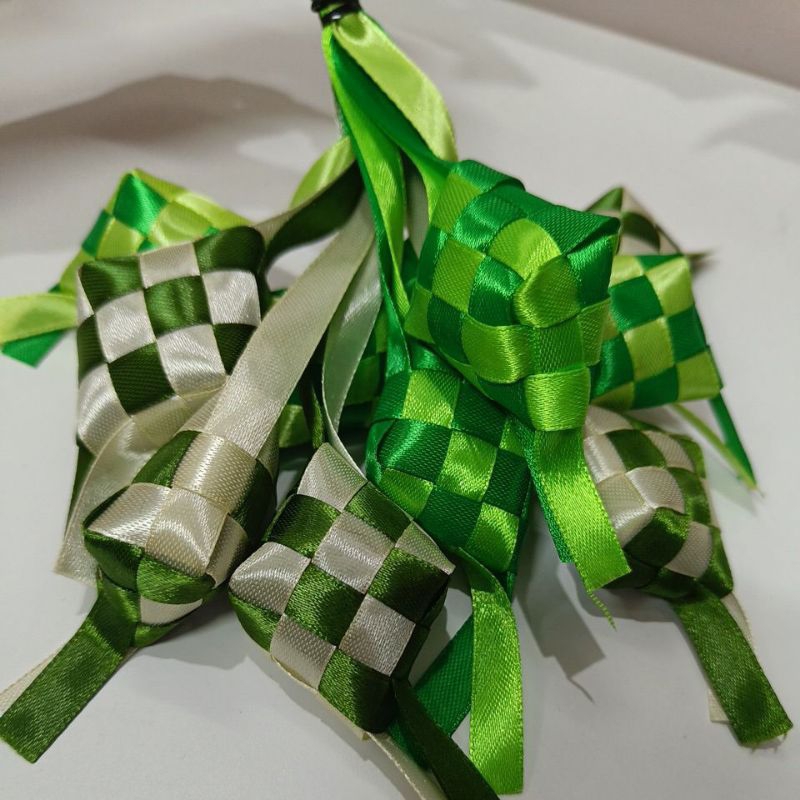 

Ketupat Pita Satin Mix Hijau Isi 10pcs/ Hiasan Hampers Pita Ketupat Hijau Lebaran/ Pita Idul Fitri