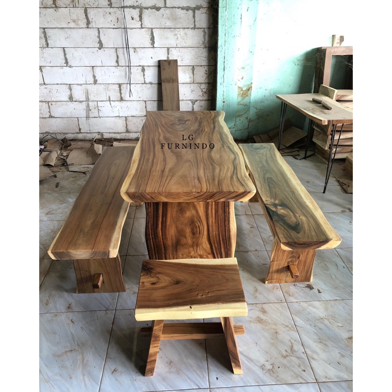 Set meja makan solid trembesi dua bangku panjang dua stool